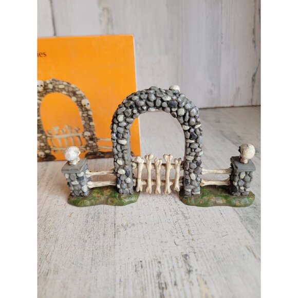 Dept 56 4054260 NEW boneyard gate Halloween village‎ accessory skull
